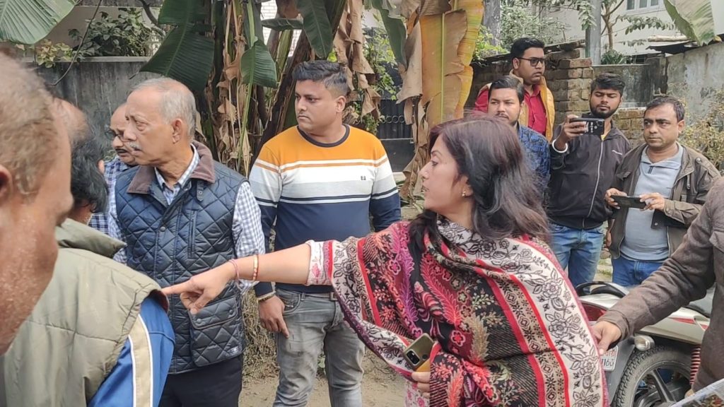 जमीन नहीं बेच पाने पर महिला ने “टॉक टू मेयर” कार्यक्रम पर मेयर से की शिकायत, शिकायतकर्ता से मिले मेयर
