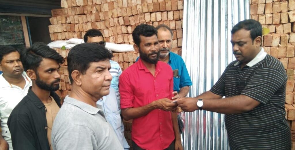 पंचायत चुनाव के दौरान राजनीतिक संघर्ष से प्रभावित परिवारों को निखिलबंग प्राथमिक शिक्षक समिति ने की मदद