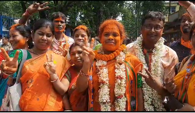 डाबग्राम 2 नंबर ग्राम पंचायत में बोर्ड गठन के बाद भाजपा कार्यकर्ताओं ने मनाया जश्न