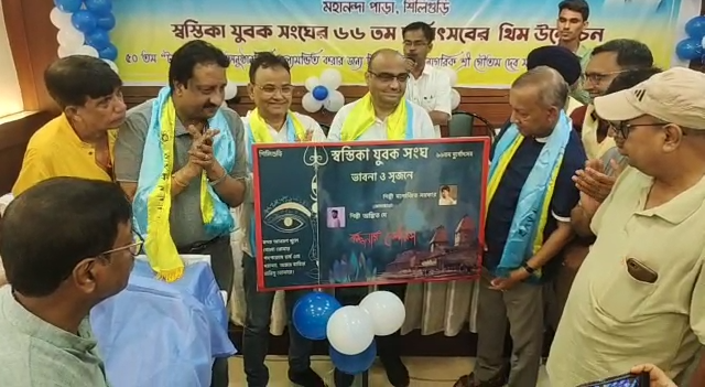 मेयर गौतम देव ने सिलीगुड़ी के स्वास्तिका युवक संघ की थीम का किया अनावरण
