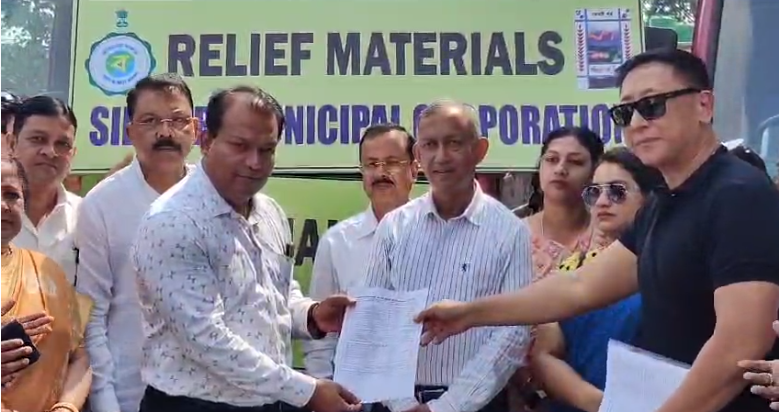 सिलीगुड़ी नगर निगम की ओर से सेवक बाजार इलाके में राहत सामग्री वितरित