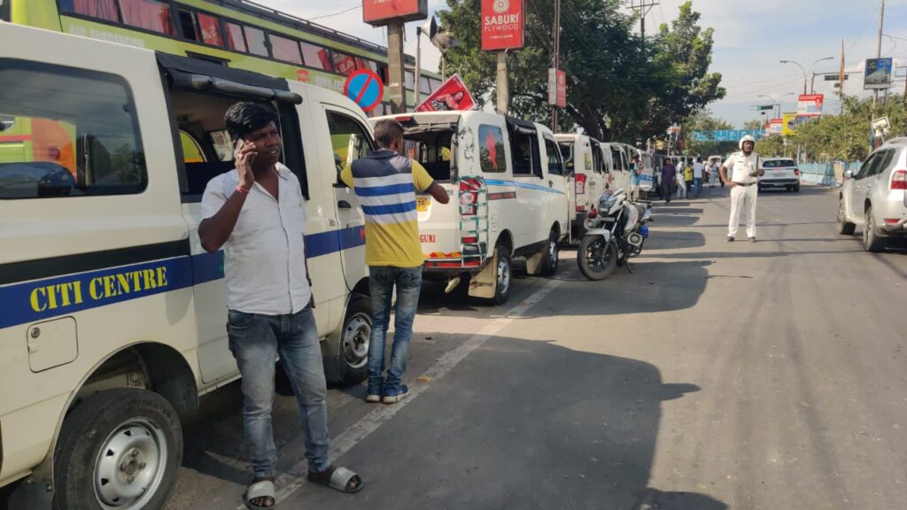 सिटी ऑटो चालक को पीटने का आरोप टोटो चालाकों के खिलाफ, ऑटो का परिचालन रोककर आंदोलन में शामिल हुए सिटी ऑटो चालक