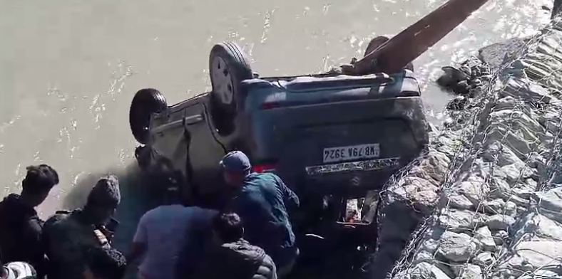 अनियंत्रित होकर तीस्ता में गिरा वाहन, दो की मौके पर ही मौत