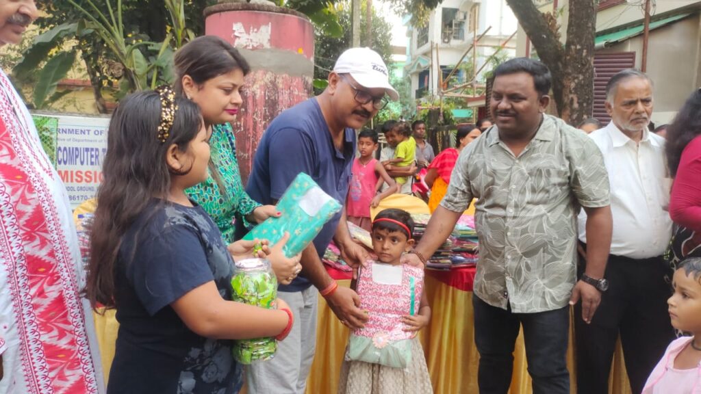सुकांत पल्ली कालीबाड़ी कमिटी ने जरूरतमंद बच्चों को सौंपे नए कपड़े