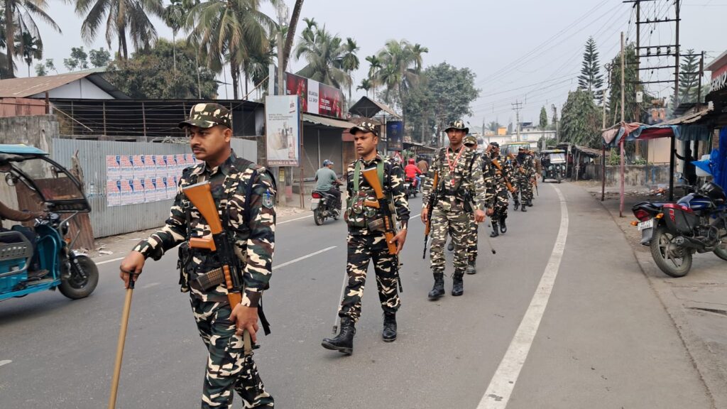 जलपाईगुड़ी लोकसभा क्षेत्र के बेलाकोवा में केंद्रीय बलों ने किया रूट मार्च