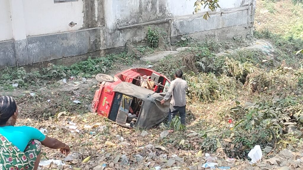 अनियंत्रित होकर जलाशय में पलटा टोटो