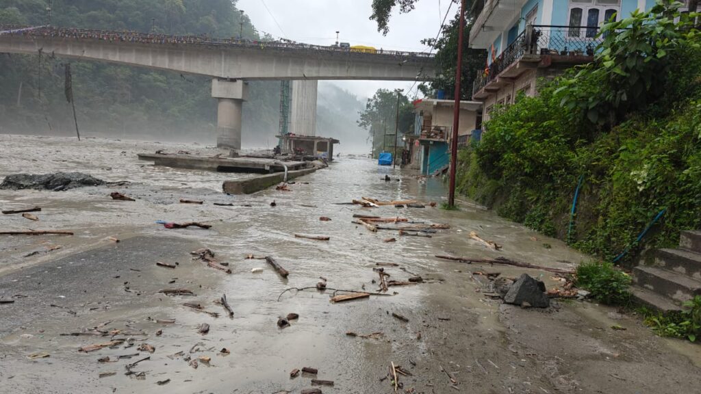 सिक्किम में भारी बारिश से तीस्ता का जलस्तर बढ़ा, कालिम्पोंग-दार्जिलिंग मार्ग बंद
