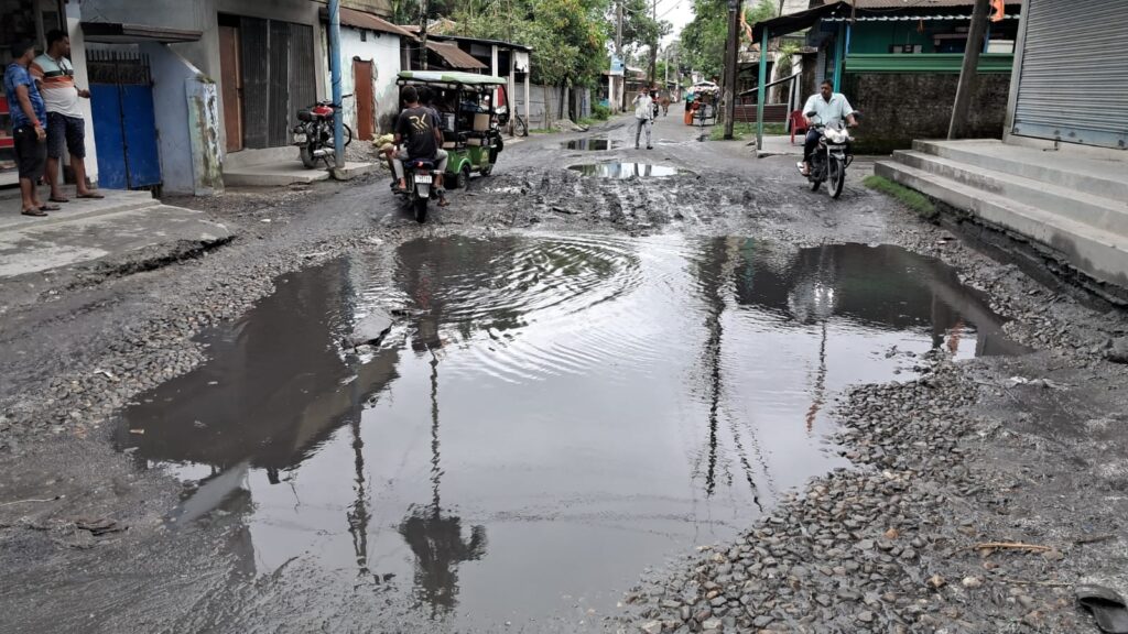 सड़क बनी अस्थायी तालाब, जमुरीभिटा इलाके के निवासियों का चलना हुआ मुश्किल