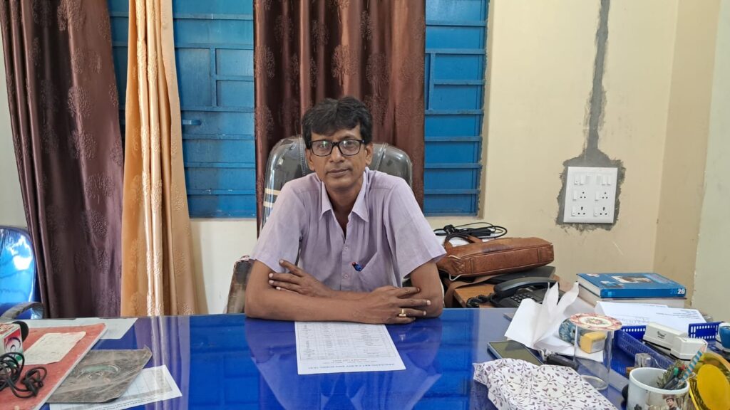 ‘शिक्षारत्न’ पुरस्कार से नवाजे जा रहे राजगंज के साहूडांगीहाट पीके राय हाई स्कूल के प्रधान शिक्षक प्रदीप चौधरी
