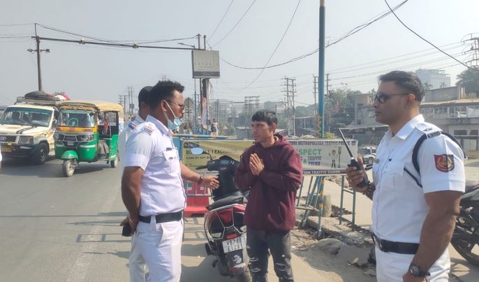 पुलिस ने पेश की ईमानदारी की मिसाल,खोया पर्स व्यक्ति को लौटाया