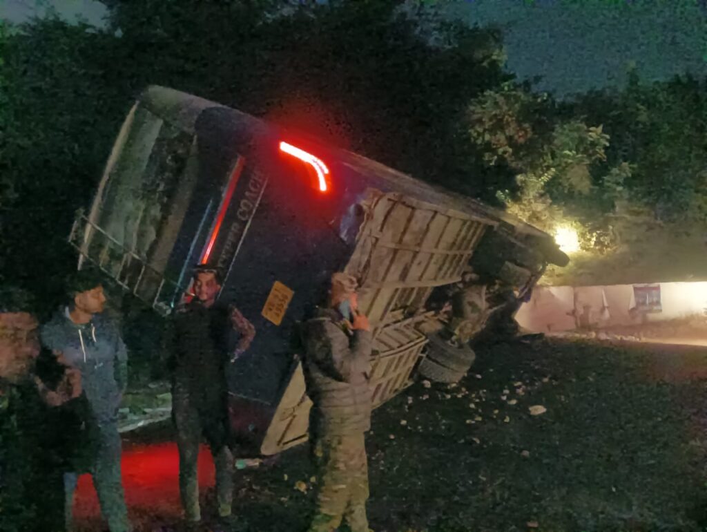 दुधिया से पिकनिक मनाकर मालदा लौट रही बस दुर्घटनाग्रस्त, पांच घायल