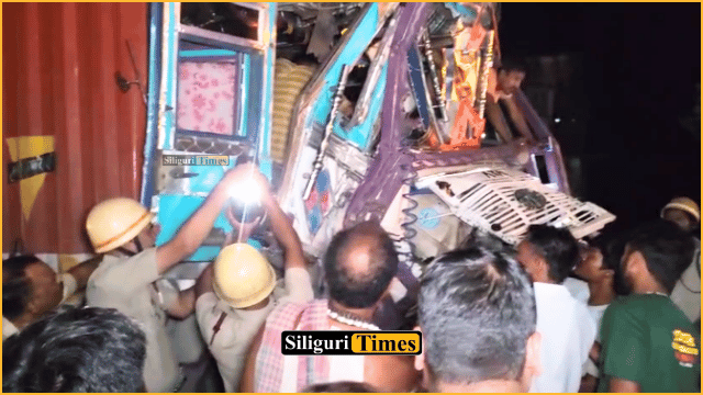 राजगंज के दसदरगाह में दो कंटेनरों की भिड़ंत, केबिन में फंसे चालक को पुलिस और दमकल ने किया रेस्क्यू