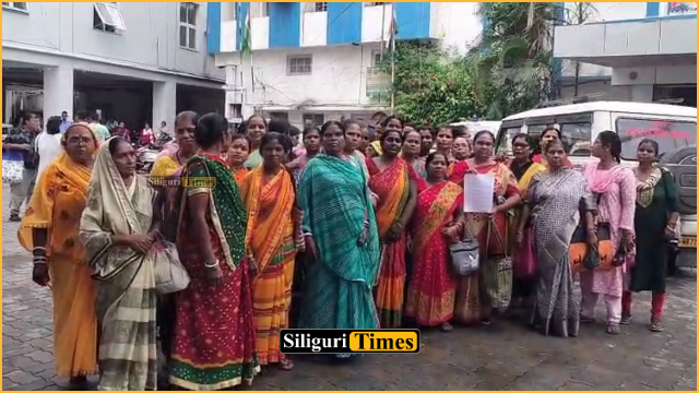 सिलीगुड़ी: बकाया मानदेय की मांग को लेकर मिड-डे मील सहायिकाओं का प्रदर्शन
