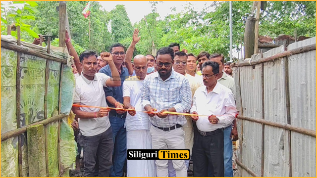 फुलबाड़ी के पुटिमारी में तीन सड़कों का निर्माण शुरू, खुशी से झूमे ग्रामीण