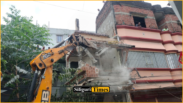 सिलीगुड़ी के संतोषी नगर में अवैध रूप से निर्मित बहुमंजिला इमारत पर निगम की कार्रवाई 