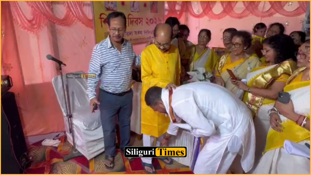 शिक्षक दिवस पर गुरु के घर पहुंचे मंत्री शंकर घोष, पैर छूकर लिया आशीर्वाद