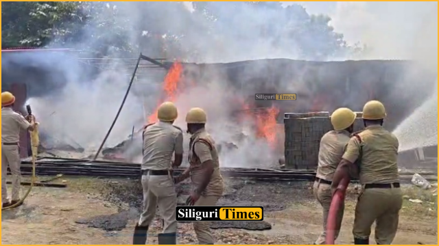फुलबाड़ी में कंस्ट्रक्शन गोदाम में भीषण आग, इलाके में मचा हड़कंप