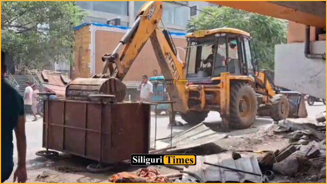 सिलीगुड़ी के बर्दवान रोड पर निगम का बड़ा अभियान, फ्लाईओवर के नीचे अवैध दुकानें ध्वस्त