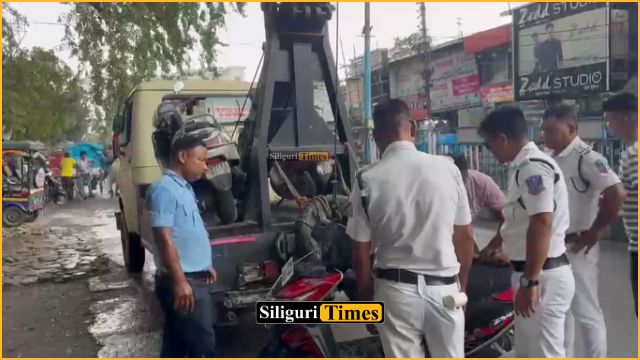 सिलीगुड़ी में अवैध पार्किंग के खिलाफ ट्रैफिक पुलिस का कड़ा एक्शन, बाइक क्रेन से उठाई गई