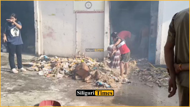 सिलीगुड़ी के चंपासारी स्थित चाउमिन फैक्ट्री में लगी भीषण आग