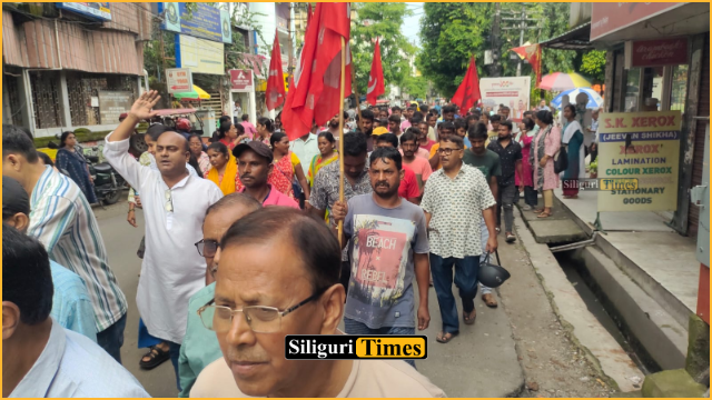 वेतन वृद्धि और समय पर भुगतान की मांग पर सिलीगुड़ी नगर निगम में सीटू का प्रदर्शन