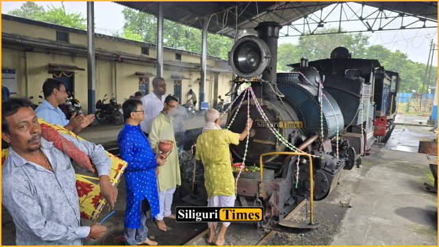 विश्वकर्मा पूजा पर सजी सिलीगुड़ी की ऐतिहासिक टॉय ट्रेन, रेलकर्मियों ने की पूजा-अर्चना