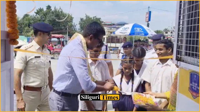 स्कूल छात्रों के हाथों हुआ भक्तिनगर ट्रैफिक गार्ड के नए ट्रैफिक बूथ का उद्घाटन
