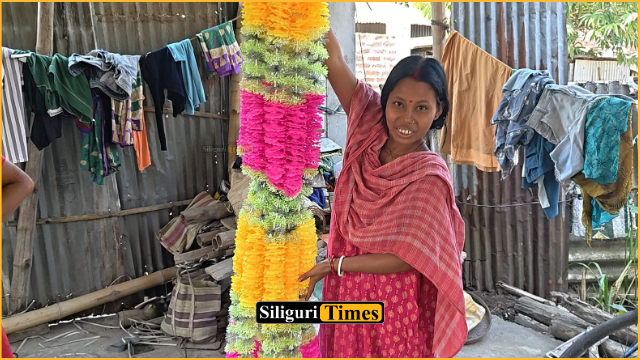 राजगंज: काली पूजा से पहले प्लास्टिक की फूलों की माला बनाने में जुटीं महिलाएं, त्योहार के मौसम में बढ़ती है कमाई