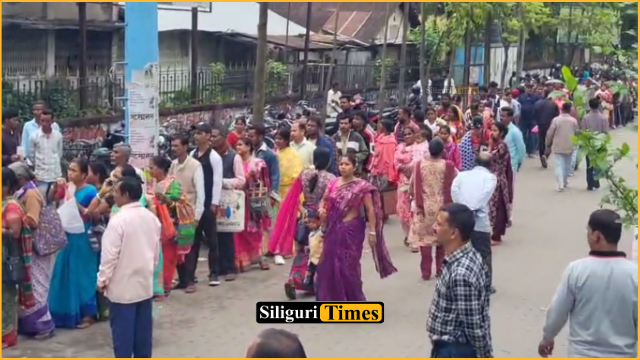 जलपाईगुड़ी में आधार कार्ड में सुधार और अपडेट कराने के लिए डाकघर के बाहर उमड़ी भीड़