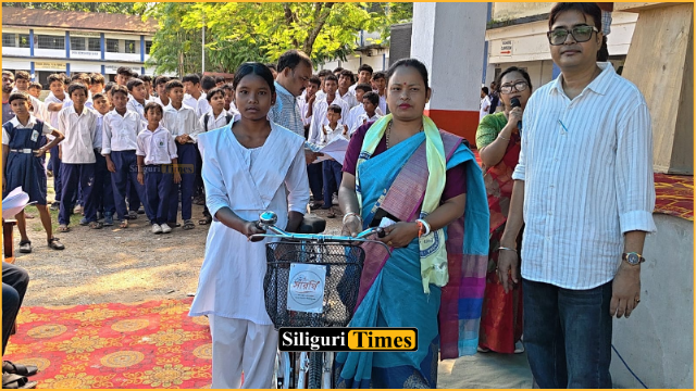 राजगंज के आमबाड़ी-फालाकाटा चिंतामोहन हाई स्कूल में सारथी योजना के तहत 105 छात्राओं को मिली साइकिल