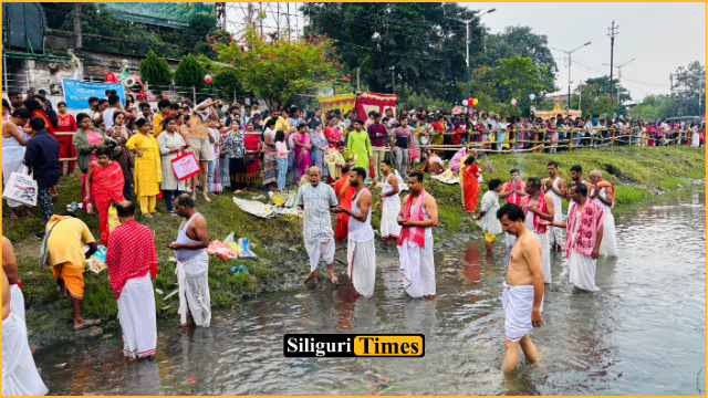 महालय पर महानंदा घाट पर उमड़ी श्रद्धालुओं की भीड़, पूर्वजों की आत्मा की शांति के लिए किया तर्पण