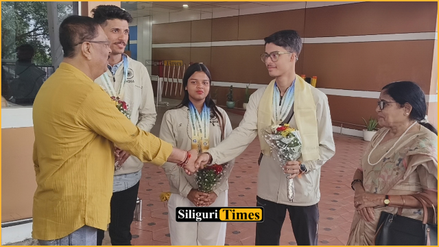 मलेशिया में पदक जीतकर लौटे तीन खिलाड़ी, बागडोगरा एयरपोर्ट पर हुआ सम्मान