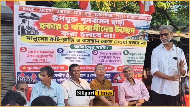 बस्तीवासियों और रेलवे स्टेशन के हॉकरों के बेदखली के विरोध में माकपा ने एडीआरएम कार्यालय में सौंपा ज्ञापन