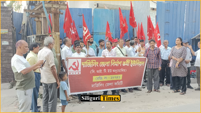 सिलीगुड़ी के हैदरपाड़ा में निर्माणाधीन इमारत से गिरकर मजदूर की मौत, मुआवजे की मांग पर सीटू का प्रदर्शन
