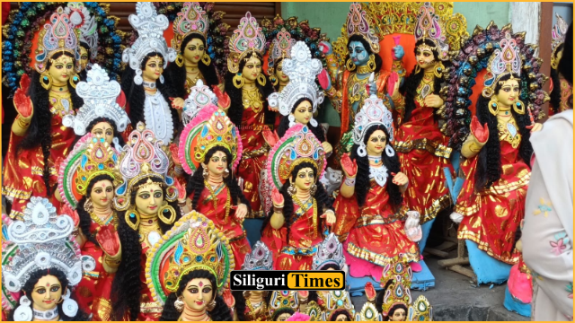 दुर्गा पूजा का खुमार उतरते ही लक्ष्मी पूजा की तैयारियां शुरू, सिलीगुड़ी के बाजारों में खरीदारों की भीड़ का इंतजार